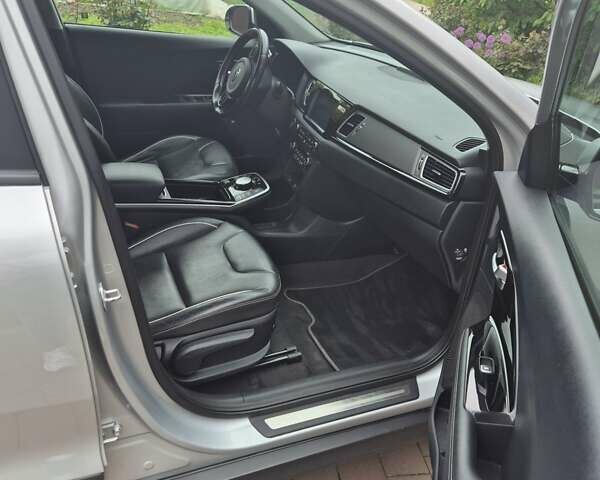 Серый Киа Niro, объемом двигателя 0 л и пробегом 86 тыс. км за 17999 $, фото 9 на Automoto.ua