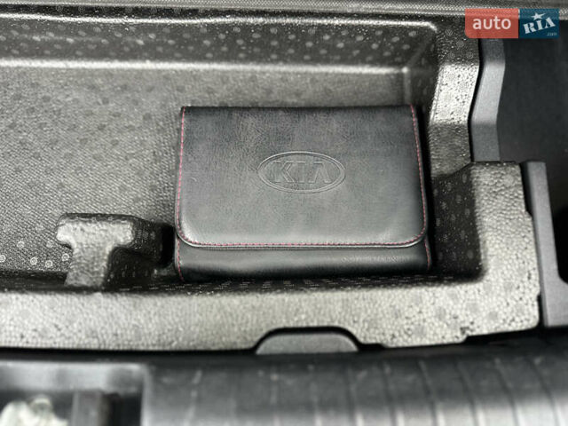 Серый Киа Niro, объемом двигателя 0 л и пробегом 157 тыс. км за 16999 $, фото 18 на Automoto.ua