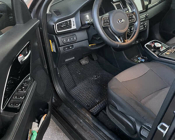 Серый Киа Niro, объемом двигателя 0 л и пробегом 105 тыс. км за 18100 $, фото 5 на Automoto.ua