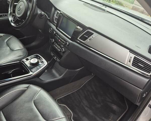 Серый Киа Niro, объемом двигателя 0 л и пробегом 86 тыс. км за 17999 $, фото 13 на Automoto.ua