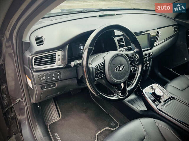 Серый Киа Niro, объемом двигателя 0 л и пробегом 102 тыс. км за 18900 $, фото 17 на Automoto.ua
