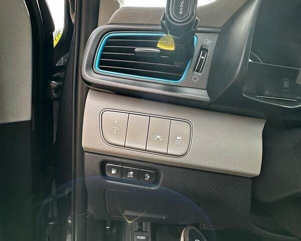 Сірий Кіа Niro, об'ємом двигуна 1.58 л та пробігом 96 тис. км за 17500 $, фото 19 на Automoto.ua