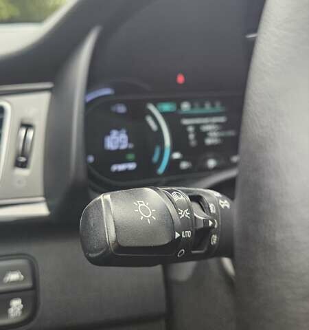 Серый Киа Niro, объемом двигателя 0 л и пробегом 147 тыс. км за 16500 $, фото 2 на Automoto.ua