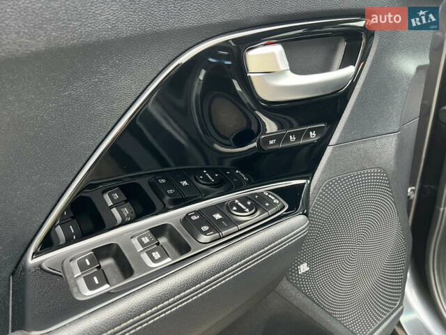 Серый Киа Niro, объемом двигателя 0 л и пробегом 70 тыс. км за 19350 $, фото 22 на Automoto.ua