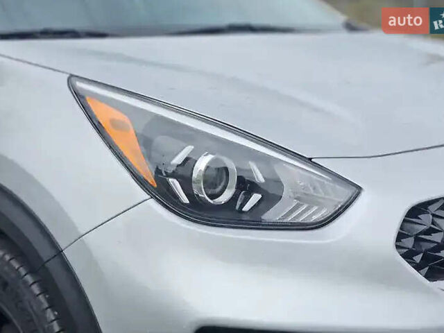 Серый Киа Niro, объемом двигателя 1.6 л и пробегом 115 тыс. км за 16700 $, фото 10 на Automoto.ua