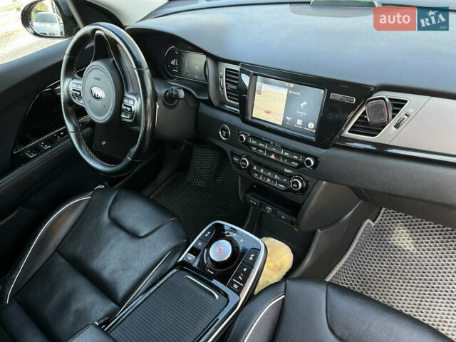 Сірий Кіа Niro, об'ємом двигуна 0 л та пробігом 109 тис. км за 19200 $, фото 9 на Automoto.ua