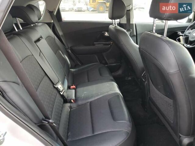 Серый Киа Niro, объемом двигателя 1.58 л и пробегом 131 тыс. км за 3400 $, фото 9 на Automoto.ua