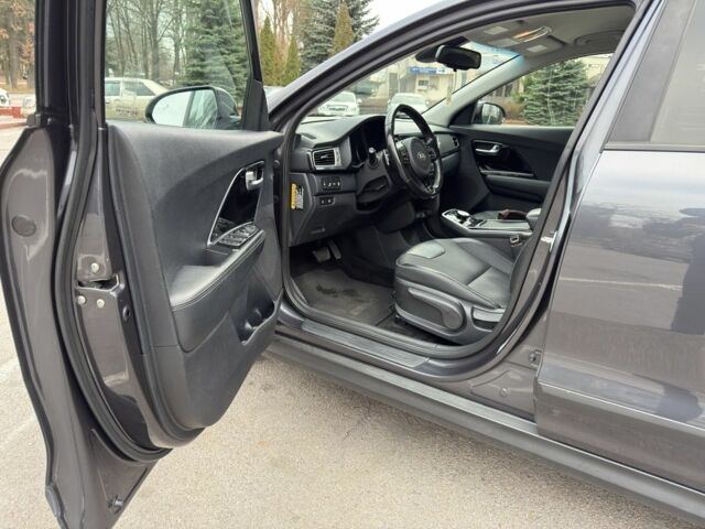 Серый Киа Niro, объемом двигателя 0 л и пробегом 67 тыс. км за 16800 $, фото 6 на Automoto.ua