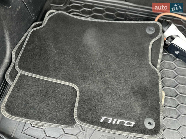 Серый Киа Niro, объемом двигателя 0 л и пробегом 157 тыс. км за 16999 $, фото 15 на Automoto.ua