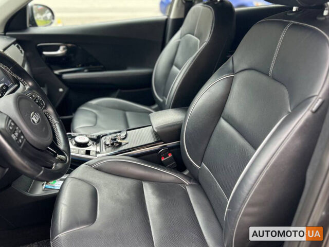 Серый Киа Niro, объемом двигателя 64 л и пробегом 115 тыс. км за 19900 $, фото 7 на Automoto.ua