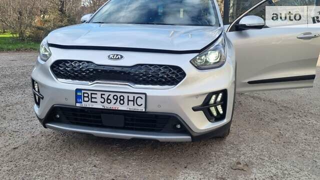 Сірий Кіа Niro, об'ємом двигуна 1.58 л та пробігом 88 тис. км за 25700 $, фото 1 на Automoto.ua