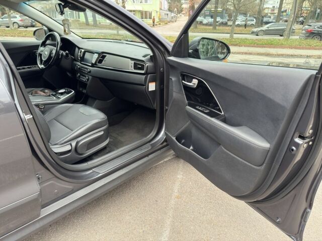 Серый Киа Niro, объемом двигателя 0 л и пробегом 67 тыс. км за 16800 $, фото 13 на Automoto.ua