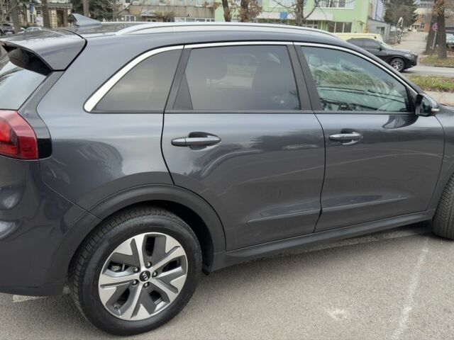 Серый Киа Niro, объемом двигателя 0 л и пробегом 67 тыс. км за 16800 $, фото 5 на Automoto.ua