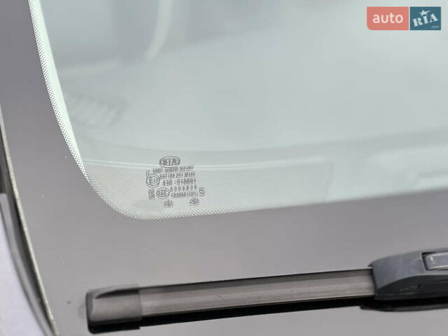 Серый Киа Niro, объемом двигателя 0 л и пробегом 70 тыс. км за 19350 $, фото 7 на Automoto.ua