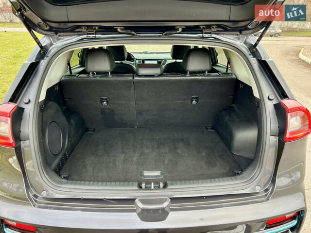 Серый Киа Niro, объемом двигателя 0 л и пробегом 70 тыс. км за 19350 $, фото 59 на Automoto.ua