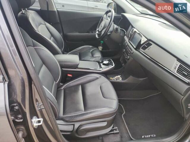 Серый Киа Niro, объемом двигателя 0 л и пробегом 150 тыс. км за 18700 $, фото 4 на Automoto.ua