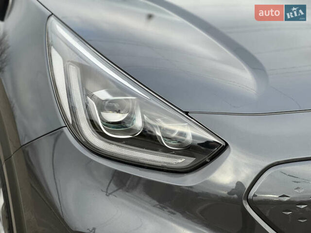 Серый Киа Niro, объемом двигателя 0 л и пробегом 70 тыс. км за 19350 $, фото 5 на Automoto.ua