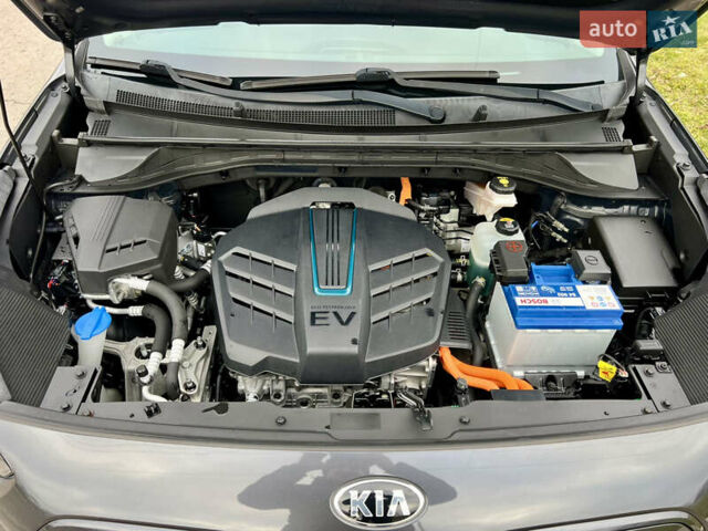 Серый Киа Niro, объемом двигателя 0 л и пробегом 70 тыс. км за 19350 $, фото 57 на Automoto.ua