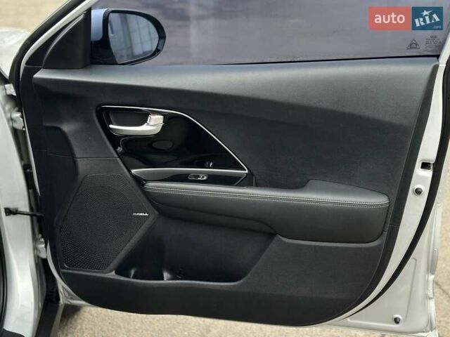 Серый Киа Niro, объемом двигателя 0 л и пробегом 27 тыс. км за 24444 $, фото 24 на Automoto.ua