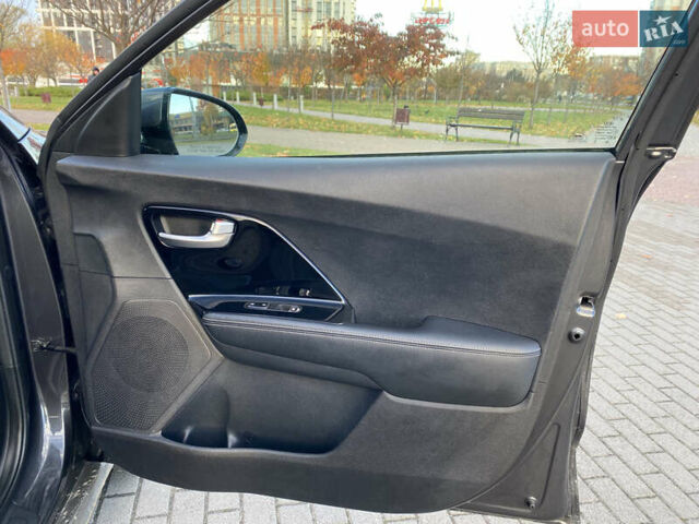 Сірий Кіа Niro, об'ємом двигуна 0 л та пробігом 295 тис. км за 15700 $, фото 13 на Automoto.ua