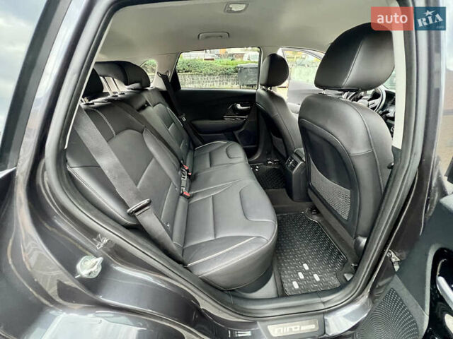 Серый Киа Niro, объемом двигателя 0 л и пробегом 116 тыс. км за 17990 $, фото 27 на Automoto.ua