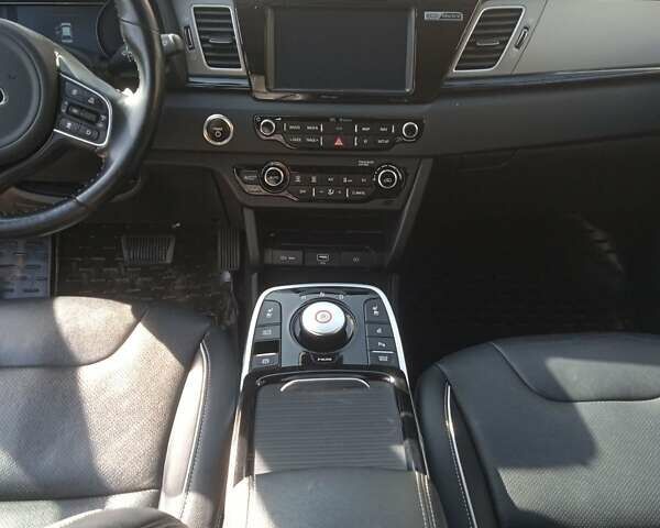 Серый Киа Niro, объемом двигателя 0 л и пробегом 137 тыс. км за 16999 $, фото 4 на Automoto.ua