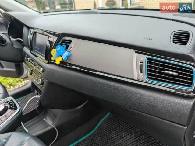 Серый Киа Niro, объемом двигателя 0 л и пробегом 142 тыс. км за 18800 $, фото 7 на Automoto.ua