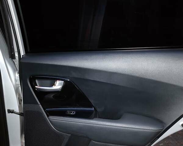 Сірий Кіа Niro, об'ємом двигуна 1.58 л та пробігом 84 тис. км за 17200 $, фото 5 на Automoto.ua