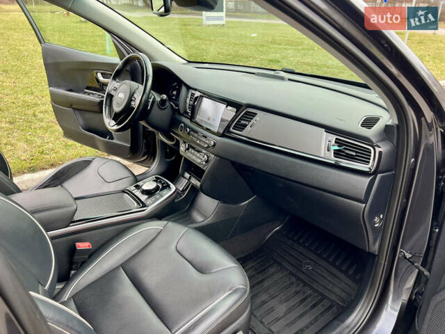 Серый Киа Niro, объемом двигателя 0 л и пробегом 70 тыс. км за 19350 $, фото 54 на Automoto.ua