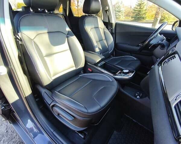 Сірий Кіа Niro, об'ємом двигуна 0 л та пробігом 154 тис. км за 18000 $, фото 51 на Automoto.ua