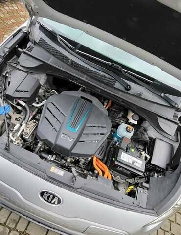 Серый Киа Niro, объемом двигателя 0 л и пробегом 245 тыс. км за 16999 $, фото 6 на Automoto.ua