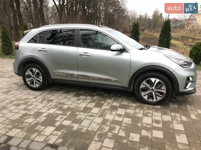 Серый Киа Niro, объемом двигателя 0 л и пробегом 100 тыс. км за 18750 $, фото 4 на Automoto.ua