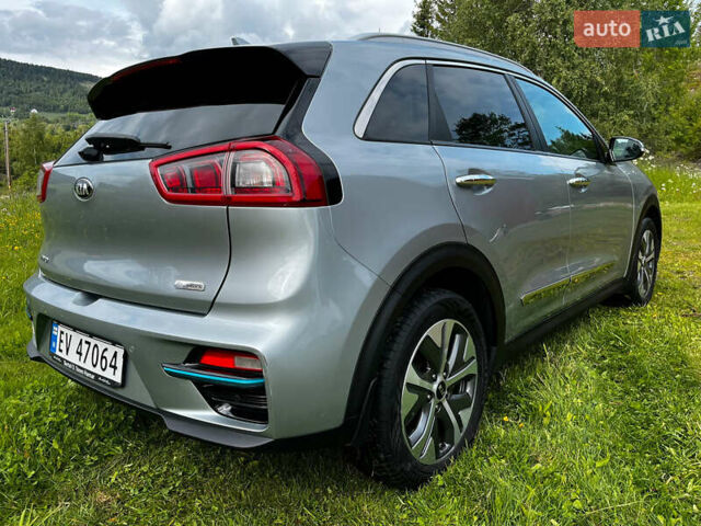 Серый Киа Niro, объемом двигателя 0 л и пробегом 127 тыс. км за 18000 $, фото 5 на Automoto.ua