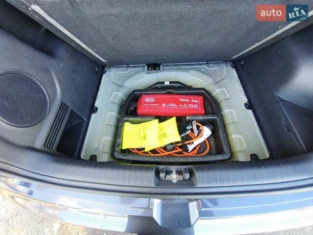 Сірий Кіа Niro, об'ємом двигуна 0 л та пробігом 154 тис. км за 18000 $, фото 39 на Automoto.ua