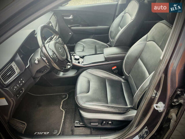 Серый Киа Niro, объемом двигателя 0 л и пробегом 102 тыс. км за 18900 $, фото 18 на Automoto.ua