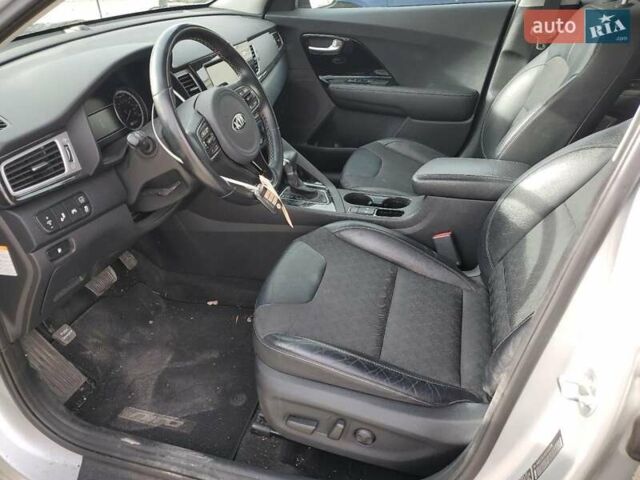 Серый Киа Niro, объемом двигателя 1.58 л и пробегом 131 тыс. км за 3400 $, фото 6 на Automoto.ua