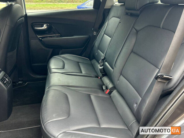 Серый Киа Niro, объемом двигателя 64 л и пробегом 115 тыс. км за 19900 $, фото 14 на Automoto.ua