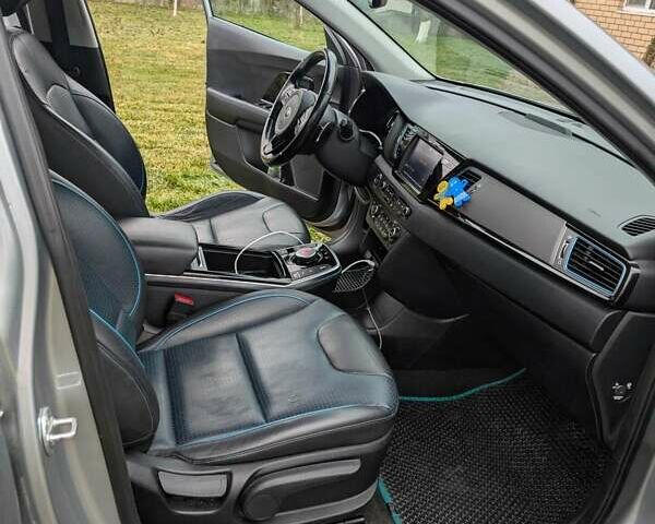 Серый Киа Niro, объемом двигателя 0 л и пробегом 142 тыс. км за 18800 $, фото 9 на Automoto.ua