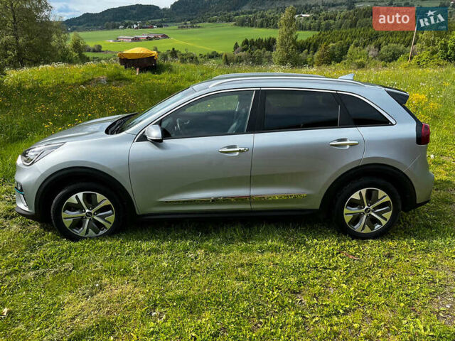 Серый Киа Niro, объемом двигателя 0 л и пробегом 127 тыс. км за 18000 $, фото 3 на Automoto.ua