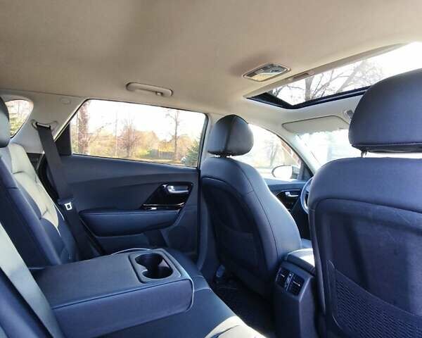 Сірий Кіа Niro, об'ємом двигуна 0 л та пробігом 154 тис. км за 18000 $, фото 45 на Automoto.ua