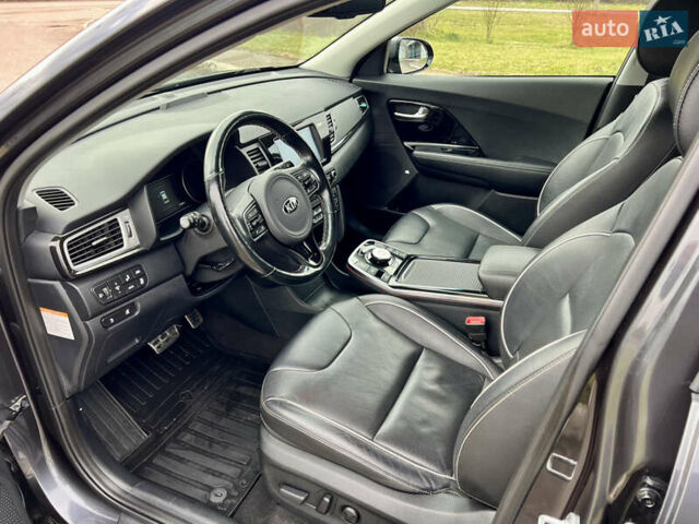 Серый Киа Niro, объемом двигателя 0 л и пробегом 70 тыс. км за 19350 $, фото 28 на Automoto.ua