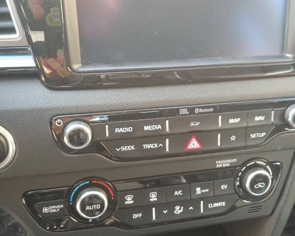 Серый Киа Niro, объемом двигателя 0 л и пробегом 137 тыс. км за 16999 $, фото 5 на Automoto.ua