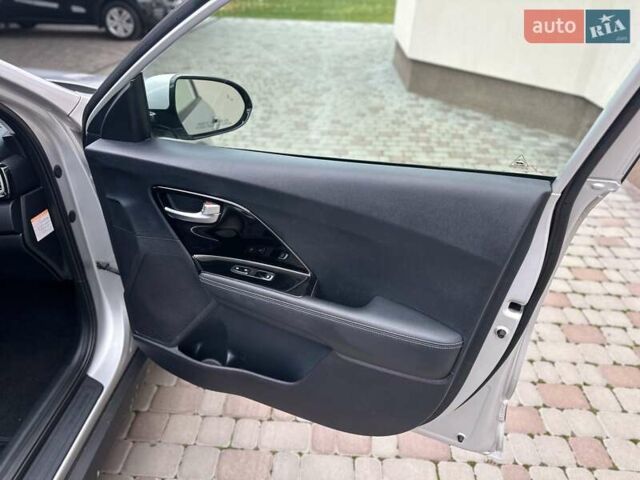 Сірий Кіа Niro, об'ємом двигуна 0 л та пробігом 110 тис. км за 16400 $, фото 23 на Automoto.ua
