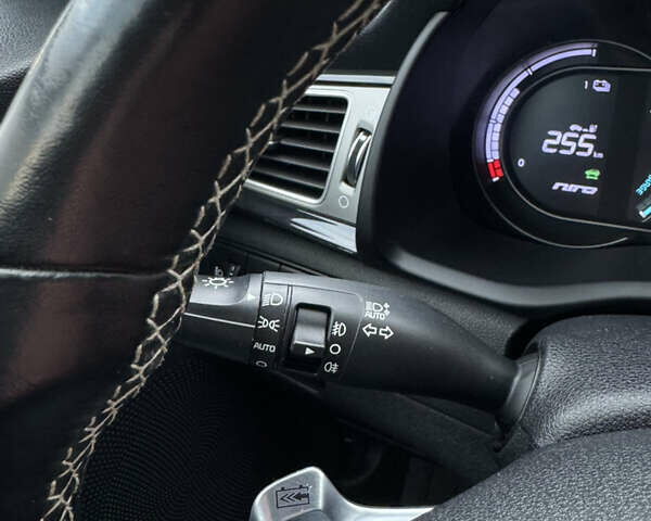 Сірий Кіа Niro, об'ємом двигуна 0 л та пробігом 101 тис. км за 16800 $, фото 26 на Automoto.ua