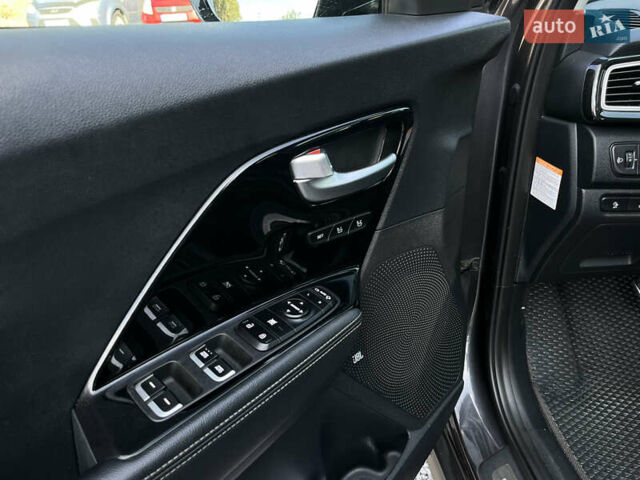 Сірий Кіа Niro, об'ємом двигуна 0 л та пробігом 109 тис. км за 19200 $, фото 10 на Automoto.ua