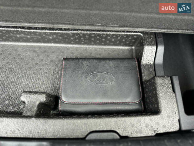 Серый Киа Niro, объемом двигателя 0 л и пробегом 157 тыс. км за 16999 $, фото 19 на Automoto.ua