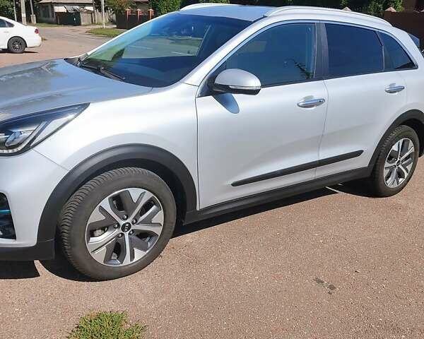 Серый Киа Niro, объемом двигателя 0 л и пробегом 74 тыс. км за 17800 $, фото 4 на Automoto.ua