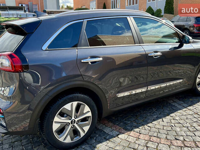 Серый Киа Niro, объемом двигателя 0 л и пробегом 116 тыс. км за 17990 $, фото 9 на Automoto.ua