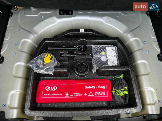 Серый Киа Niro, объемом двигателя 0 л и пробегом 127 тыс. км за 18000 $, фото 22 на Automoto.ua