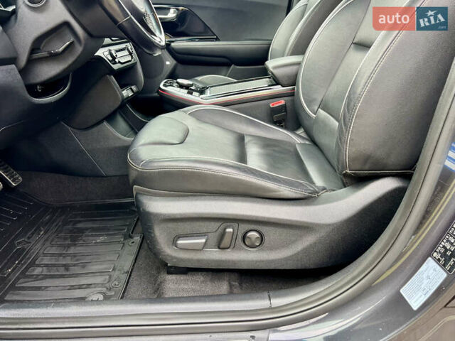 Серый Киа Niro, объемом двигателя 0 л и пробегом 70 тыс. км за 19350 $, фото 24 на Automoto.ua